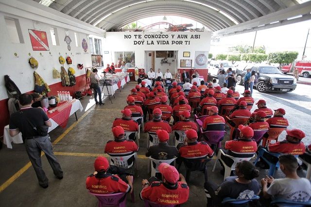En el acto, llevado a cabo en las instalaciones de la Dirección de Bomberos, Rescate y Urgencias Médicas del Ayuntamiento de Cuernavaca, Base Lagos, la representante personal del alcalde Antonio Villalobos Adán, estuvo acompañada por el Vicealmirante José Guadalupe Ávila Gil, secretario de Seguridad Pública, de Uriel Adalberto Rodríguez Román, Subsecretario de Protección Civil, de Jesús Reyes, comandante del Bomberos Cuernavaca, y del representante de la empresa, Gustavo Oropeza