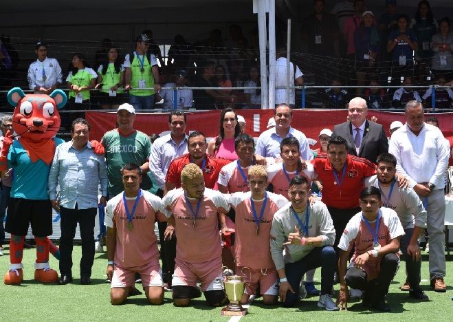 Luego de llevar a cabo la premiación a los equipos triunfadores de las ramas varonil y femenil, el mandatario felicitó a las y los 640 competidores de esta justa, quienes mostraron pasión, entrega, y sobre todo juego limpio, durante los encuentros que iniciaron desde el pasado miércoles, en las canchas instaladas en la Plaza de Armas de Cuernavaca