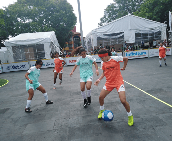 El selectivo de Morelos en la rama femenil saltó al terreno de juego con la inspiración en sus botines para lograr sumar su primera victoria del evento, venciendo al representativo de Jalisco con final en los cartones de 7-5, en un duelo que no fue nada fácil, dada la calidad del rival que siempre estuvo peleando en la cancha para buscar darle la remontada a la pizarra