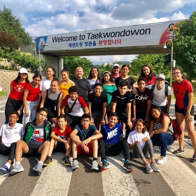 La selección juvenil mexicana estará en una estancia de un mes trabajando muy fuerte para asimilar el mayor número de conocimientos en esta oportunidad, que no cualquiera puede tener este privilegio, por ello la importancia de alcanzar el mejor resultado individual; participarán de los trabajos de entrenamientos con los entrenadores nacionales, así como de la selección local, además del dual meet que sostendrán ante esa misma selección y equipos invitados de otros países en la que vendrán al final las evaluaciones correspondientes