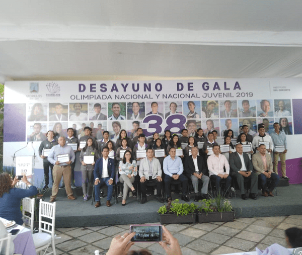 El mandatario morelense no escondió su emoción en su mensaje a los deportistas y destacó que se tiene que picar piedra, iniciar desde abajo para ser grandes triunfadores, donde los sacrificios y sufrimientos al final tieen sus grandes recompendas