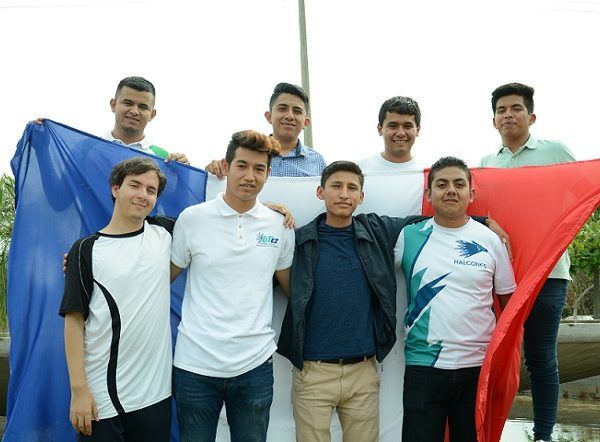 Robles Espinoza reconoció el esfuerzo y dedicación de los jóvenes a quienes motivó a regresar a México con una nueva visión de cambio para su municipio, estado y país