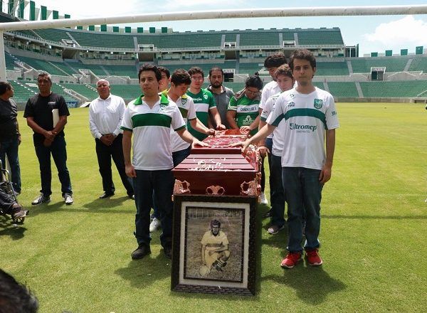 La banda de viento, inundó de nostalgia la entrada del ataud al mítico recinto que vio salir campeón a don Juvenal Reyes en 1951. Muchos años ya pasaron, pero aquellas glorias prevalecen en los recuerdos de sus contemporáneos, mismos que mantienen viva la historia transmitiendo las hazañas a los más jóvenes