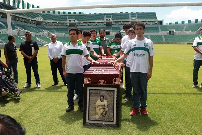 La banda de viento, inundó de nostalgia la entrada del ataud al mítico recinto que vio salir campeón a don Juvenal Reyes en 1951. Muchos años ya pasaron, pero aquellas glorias prevalecen en los recuerdos de sus contemporáneos, mismos que mantienen viva la historia transmitiendo las hazañas a los más jóvenes
