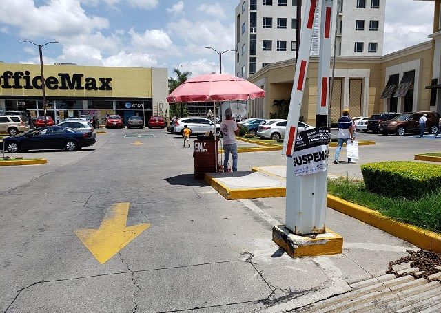 Mauricio Vega Chavaje, encargado de despacho de la dependencia municipal, informó que visitaron estacionamientos de las plazas, Platino, ubicada en avenida Alta Tensión, Laurel en Manuel Ávila Camacho, Diamante y Portal D-10 en la Avenida Domingo Díez, en las cuales se aplicó la normatividad y se colocaron los sellos de suspensión por falta de licencia de uso de suelo
