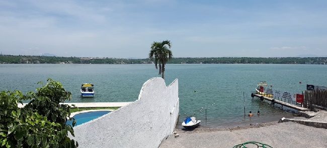 Ubicada en la calle Laguna Ibera, a tan solo 40 minutos de Cuernavaca, en esta playa no se cobra el acceso; y además de restaurante, ofrece servicio de alberca, renta de motos y lanchas acuáticas, así como instructor de esquí acuático
