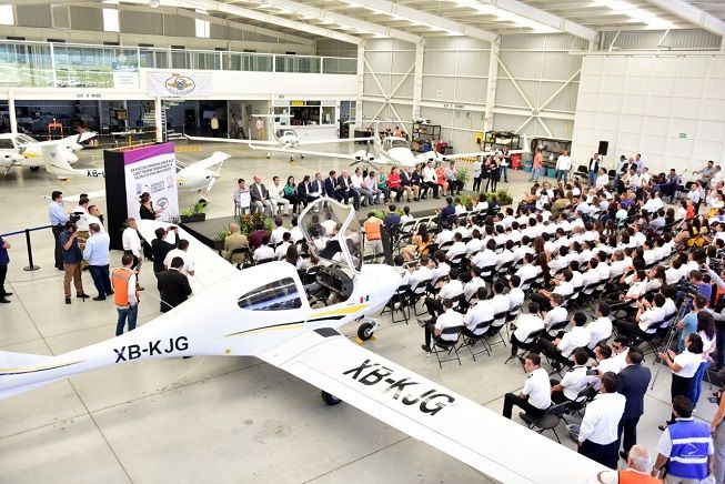 "Esto permite que Morelos se consolide como verdadero anfitrión del mundo, ya que estudiantes del país y del extranjero podrán realizar sus estudios de vuelo en nuestro estado", señaló el gobernador Cuauhtémoc Blanco Bravo al acudir al evento de apertura de dicha escuela