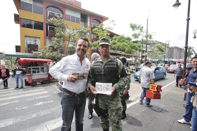 En el zócalo de Cuernavaca, Antonio Villalobos entregó volantes a turistas y automovilistas donde se informa de los números de emergencia y acciones de prevención del delito
