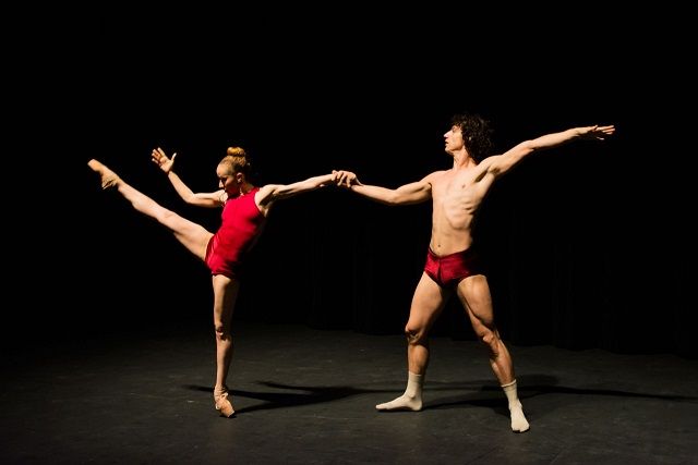 El director del CCT, Hugo Juárez Ríos, destacó que es una gran oportunidad tener en el estado este multipremiado festival, organizado por los coreógrafos y bailarines Raúl Tamez y Rodrigo González, quienes presentarán las compañías Barbora Látalová&Col, de la República Checa; Kenji Shinohe de Japón; y Pálido Teatro de México