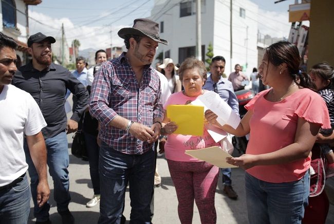 “El Lobito” llegó abordo de la "Oficina Móvil del Presidente" y pie recorrió las calles y barrancas de Lomas de Ahuatlán, donde los vecinos le solicitaron la ampliación de obras de pavimentación, electrificación, drenaje y el desfogue de aguas pluviales, para evitar inundaciones en la zonas bajas