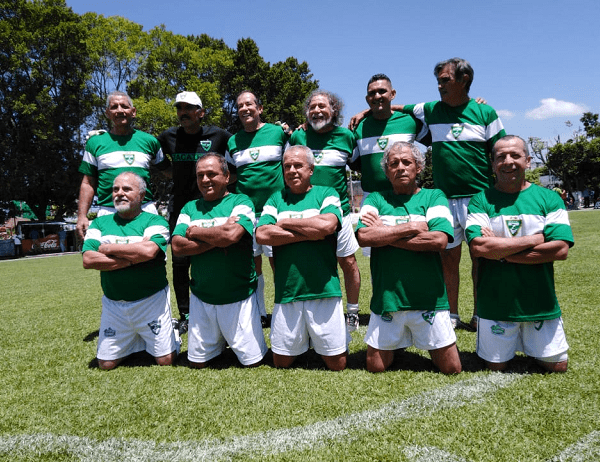 Las leyendas de ambos equipos se alistaron en la cancha y se enfrascaron en un festín de mucha calidad aún en sus botines, quienes deleitaron a los que acudieron a festejar este 71 aniversario