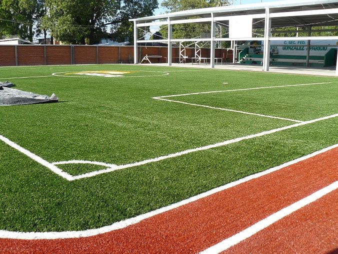 Cancha de futbol con pasto sintético, así como una pista de dos carriles serán una buena opción de que los jovencitos de esta institución se estimulen en la práctica deportiva y se logren tener mejores resultados de convivencia, y sana competencia en sus diferentes oportunidades que pueden tener a partir de próximas fechas, tal y como lo indicó su director, el profesor Roberto Campuzano Patiño