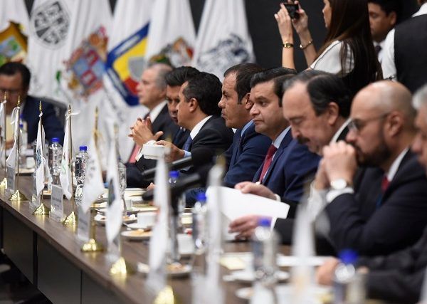 El pasado 27 de julio, a través de las redes sociales, fueron publicadas fotografías del gobernador de Morelos en el Aeropuerto Internacional de la Ciudad de México, presuntamente minutos antes de abordar, acompañado de su esposa, un vuelo rumbo a Brasil