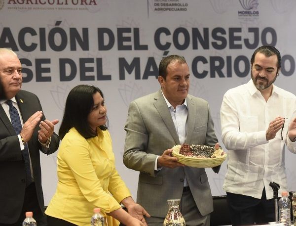 “Tengo un compromiso muy fuerte con toda la gente de agricultura, porque es la gente que trabaja, que lucha, que siempre quiere sacar adelante a su familia, y eso para mí es muy valioso”, señaló el mandatario estatal a mujeres y hombres que siembran la tierra