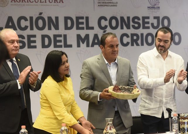 “Tengo un compromiso muy fuerte con toda la gente de agricultura, porque es la gente que trabaja, que lucha, que siempre quiere sacar adelante a su familia, y eso para mí es muy valioso”, señaló el mandatario estatal a mujeres y hombres que siembran la tierra