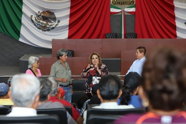 Tras recibir a los manifestantes, la legisladora escuchó sus principales demandas y preocupaciones en torno al tema del agua, ya que actualmente hay 12 pozos a los que la CFE les cortó la energía eléctrica, sin embargo, a decir de los inconformes, existe el riesgo de que a otros 16 pozos les sea suspendido el servicio de luz
