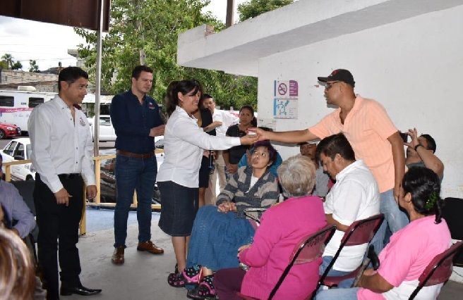 En el evento de entrega de los documentos oficiales, efectuado la mañana de este jueves en las oficinas del DIF Jiutepec, Lizeth Torres Manjarrez destacó la importancia que tiene la credencial expedida por la secretaría de Salud del Gobierno de México, ya que las personas con discapacidad auditiva, intelectual o motriz podrán optimizar la realización trámites y obtener beneficios económicos en servicios