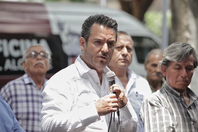 Al sostener una reunión de trabajo integrantes de la Asociación Cívica Morelense “Gustavo Salgado”, que encabeza Gabriel Rivas Ríos, las diputadas Tania Valentina Rodríguez Ruiz y Blanca Nieves Sánchez Arano y pobladores de diversas colonias de Cuernavaca, el presidente municipal informó la situación financiera por la que atraviesa el SAPAC y que le fue heredada a la nueva administración