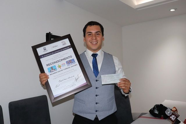 El director general del INDEM, Osiris Pasos Herrera, acompañado de los directores Administrativo, Germán Villa, y de Desarrollo del Deporte, Isaac Terrazas, estuvieron con el medallista panamericano Ricardo Vargas y familia, para aplaudir su gran esfuerzo que dio Lima dentro de la disciplina de natación