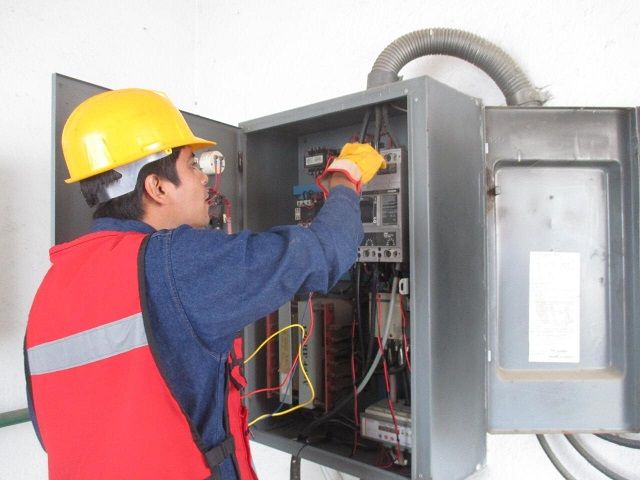 En reunión con las áreas de la Dirección de Operación, Coordinación Técnica, Administración y Finanzas, Jurídico y Dirección General, que conforman la comisión formada para la atención y solución del adeudo histórico, se presentó el reporte y análisis del Plan de Eficiencia Energética, considerando los avances de la operación y funcionamiento de los equipos de bombeo con la posibilidad de crecer en el número de pozos, que podrán ingresar a este plan de ahorro de energía y lograr un importante ahorro financiero para seguir avanzando en abonar pagos por concepto de la deuda histórica que se tiene con la paraestatal