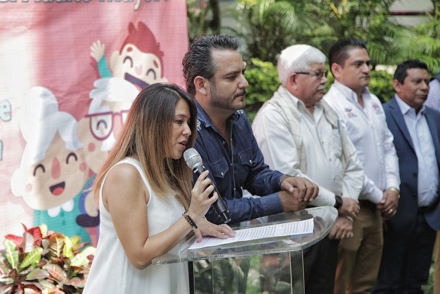 En compañía del alcalde Antonio Villalobos Adán y miembros del Cabildo, en las instalaciones del DIF Cuernavaca, Álvarez González, formalizó su compromiso de seguir trabajando por los "abuelitos"