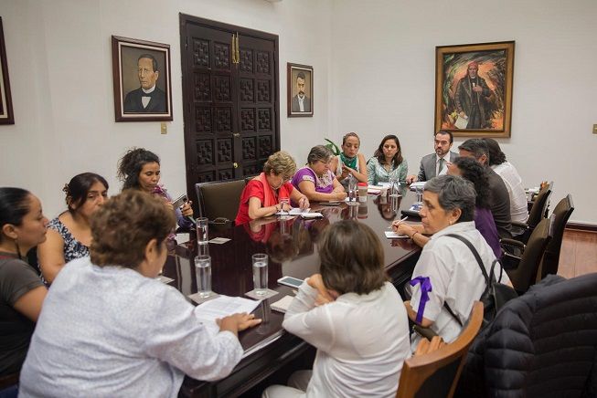 En compañía del director y encargado de despacho de la Subsecretaría de Gobierno, Mauricio Termignoni Apodaca, el secretario Técnico, Leonardo Silva Anguiano y la directora de Enlace Legislativo y Partidos Políticos, Adriana De La Cruz Morales, Pablo Ojeda les informó de las acciones y estrategias que se están llevando a cabo en la entidad