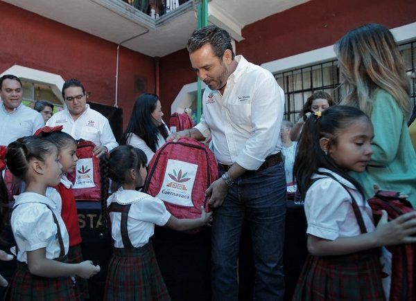 Prosiguió en el CAM número 8 de la Colonia Chapultepec, en donde manifestó que este programa tiene como propósito apoyar la economía de las familias y forma parte de la estrategia de apoyo a la educación