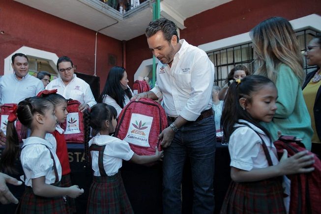 Prosiguió en el CAM número 8 de la Colonia Chapultepec, en donde manifestó que este programa tiene como propósito apoyar la economía de las familias y forma parte de la estrategia de apoyo a la educación