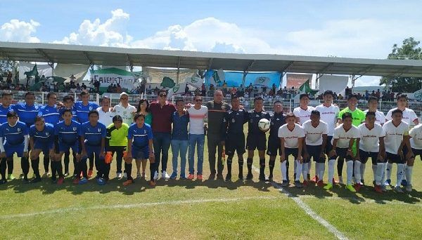Los anfitriones para este primer juego oficial en tierras sureñas recibieron la visita de la escuadra de los Gallos Blancos de Querétaro, a los que les ganaron 3-0; y la afición supo responder con creces a la convocatoria hecha