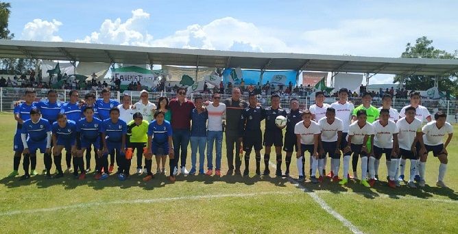 Los anfitriones para este primer juego oficial en tierras sureñas recibieron la visita de la escuadra de los Gallos Blancos de Querétaro, a los que les ganaron 3-0; y la afición supo responder con creces a la convocatoria hecha