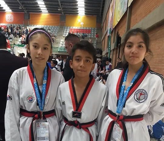 Los pupilos del profesor Fernando Salgado Hernández, de la escuela de esta disciplina del INDEM, y quienes entrenan en la Unidad Deportiva Revolución, lograron una buena actuación dentro de las divisiones juveniles, cadetes y adultos, sumando más triunfos dentro de su carrera deportiva de cada uno de estos alumnos y de la propia escuela, que se consolida como una de las de mayor aporte el seleccionado tlahuica