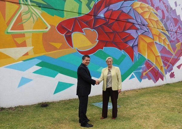 La firma del convenio corrió a cargo de la consejera presidenta del Impepac, Ana Isabel León Trueba, y el rector de la Upemor, Arturo Mazari Espín, ante decenas de alumnos de dicha institución educativa, en la que conocieron de las cláusulas, obligaciones, bolsa de trabajo, entre otros compromisos que contraerán de manera tripartita alumnos, Impepac y la Upemor