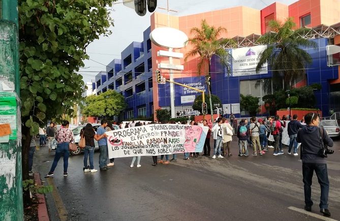 Tras señalar que con más de mil los afectados por esta decisión, denunciaron actos de corrupción por parte del responsable del programa en Morelos, Miguel Ángel Rabadán, por lo que habrán de recurrir a la Secretaría de la Función Pública para que se investigue el desvío de recursos públicos y el condicionamiento del apoyo a cambio de su registro al Movimiento de Regeneración Nacional (MORENA)