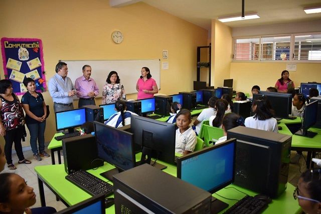 Durante el evento, efectuado en el centro de enseñanza de la colonia Independencia, el alcalde de Jiutepec refirió que la mejor inversión que pueden hacer las autoridades de los diferentes niveles de gobierno es en la educación de las niñas, niños y adolescentes