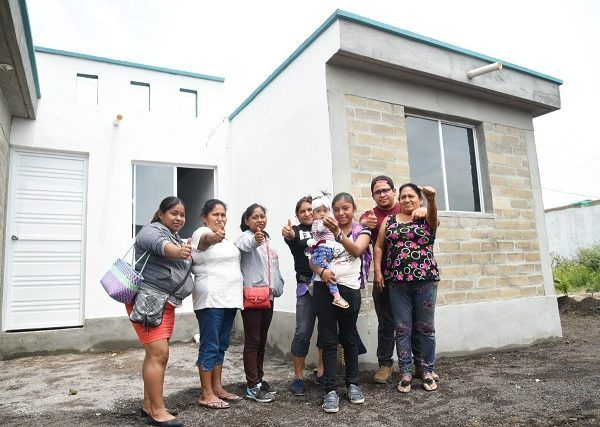 El gobernador Cuauhtémoc Blanco entregó las llaves de su nueva casa a Miguel Ángel Bonilla, José Eduardo Aniceto Carranza y Jorge Alberto Pineda Álvarez
