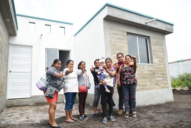 El gobernador Cuauhtémoc Blanco entregó las llaves de su nueva casa a Miguel Ángel Bonilla, José Eduardo Aniceto Carranza y Jorge Alberto Pineda Álvarez
