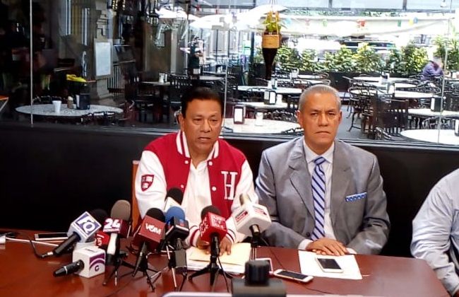 Precisó que Rabindranath Salazar y colaboradores por “revancha” crearon una crisis social al cancelar el apoyo económico federal a más de mil becarios inscritos en cuatro empresas presuntamente relacionadas con su persona; sin embargo, dijo, no es dueño ni tiene participación accionaria en ninguna. Precisó que hace cuatro años vendió la empresa IWET -una de las cuatro- y no tiene ninguna participación accionaria en ella