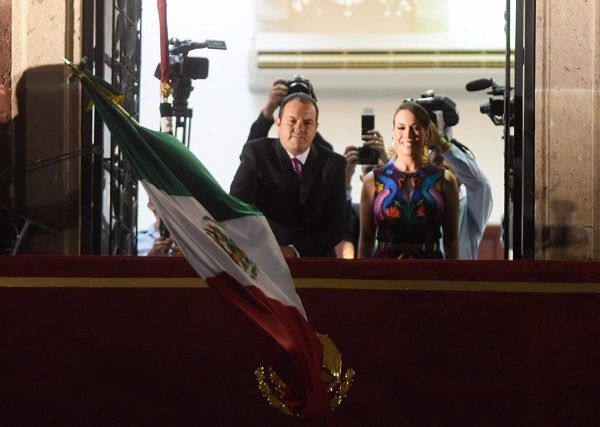 Acompañado de su esposa y presidenta del Sistema DIF estatal, Natália Rezende Moreira, Cuauhtémoc Blanco salió a las 22:55 horas al balcón del Palacio de Gobierno