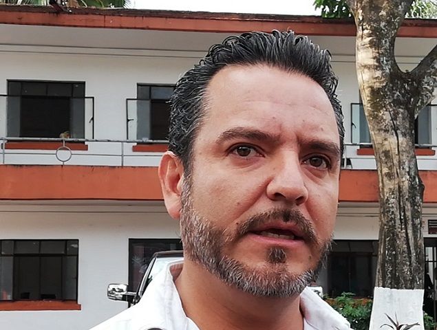 Afirmó que la descomposición inicia en el mismo gobierno, pues está encabezados por tres gobernadores, Cuauhtémoc Blanco, constitucionalmente electo, José Manuel Sanz Rivera, representante deportivo y jefe de la Gubernatura, y Ulises Bravo Molina, hermano del mandatario, quien toma decisión sobre el destino de los recursos estatales y las participaciones federales que corresponden a los municipios
