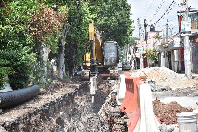Miguel Eduardo Barrios Lozano, director general del Sistema de Conservación, Agua Potable y Saneamiento de Agua de Jiutepec (SCAPSJ) informa que la obra que se realiza en la calle 6 Este de CIVAC, la cual está proyectada para que se concluya en la segunda quincena del mes de noviembre, es de suma importancia debido a que el drenaje actual data aproximadamente de hace 45 años y desde hace algún tiempo quedó rebasada la vida útil