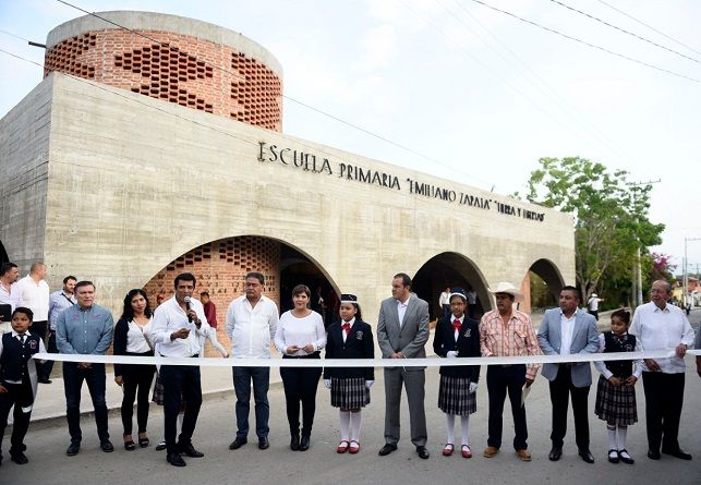 A dos años del sismo del 19 de septiembre de 2019, y luego de tomar clases en el auditorio ejidal, niñas y niños del Higuerón ya cuentan con nueva escuela, gracias al trabajo conjunto entre el Gobierno de Morelos y la fundación Hogares