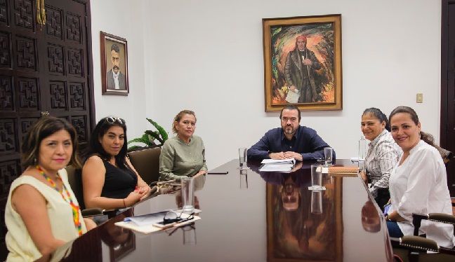 Acompañado por la directora del Instituto de la Mujer (IMM), Flor Dessiré León Hernández, acordó hacer las gestiones necesarias con la Comisión Estatal de Seguridad (CES) para que el área responsable pueda capacitarlas sobre la estrategia de Segurichat, y coadyuven en las medidas preventivas que desde el Gobierno estatal se llevan a cabo