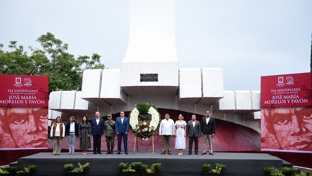 La ceremonia cívica e izamiento de bandera se realizó en la entrada del municipio de Cuautla, donde monumento del "generalísimo" da la bienvenida a la ciudad de la que salió victorioso el 02 de mayo de 1812, al romper el sitio impuesto por el ejército español a cargo de Félix María Calleja