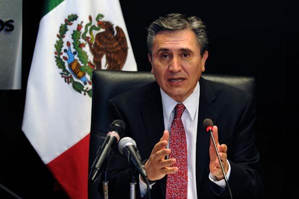 La Comisión Nacional de los Derechos Humanos (CNDH) expresa su solidaridad con las mujeres que han sido agraviadas por los dichos de hombres en cargos de poder y representación, a quienes con pleno respeto a su libertad de expresión les recuerda que la igualdad y paridad de género en los cargos públicos y en la representación política están garantizadas en la Constitución General, por lo que expresiones denigrantes vulneran no solo el marco jurídico nacional vigente, sino instrumentos internacionales, consensos y la agenda global general en que está plasmada dicha garantía