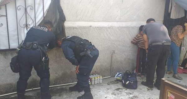 De acuerdo con los vecinos, la mujer y los niños tenían días encerrados en la casa, por lo que, a través de de la Ayudantía Municipal de la Unidad Morelos y la Obrero Popular, se solicitó al apoyo de Policía Morelos para su rescate y liberación, así como la detención de quien los mantenía cautivos, presuntamente un drogadicto