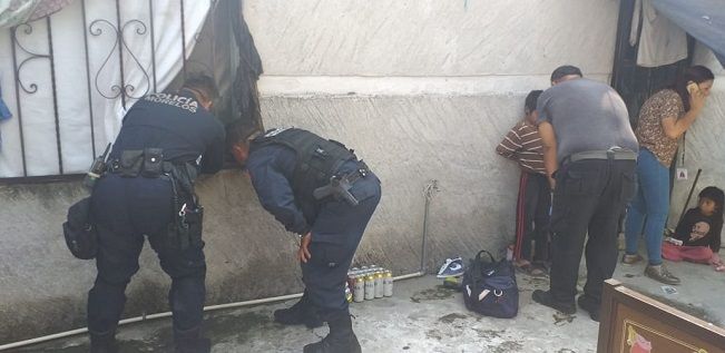 De acuerdo con los vecinos, la mujer y los niños tenían días encerrados en la casa, por lo que, a través de de la Ayudantía Municipal de la Unidad Morelos y la Obrero Popular, se solicitó al apoyo de Policía Morelos para su rescate y liberación, así como la detención de quien los mantenía cautivos, presuntamente un drogadicto
