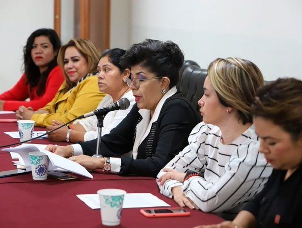 Asimismo, rechazaron las descalificaciones que desde la Presidencia de la Mesa Directiva lanzaron en su contra, al acusarlas de “oportunismo político” por estar presentes el día y hora de la sesión ordinaria convocada por la Mesa Directiva y por atender de manera directa a los universitarios que acudieron a la sede del Poder Legislativo a manifestarse