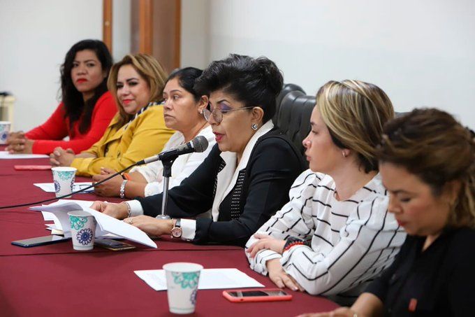 Asimismo, rechazaron las descalificaciones que desde la Presidencia de la Mesa Directiva lanzaron en su contra, al acusarlas de “oportunismo político” por estar presentes el día y hora de la sesión ordinaria convocada por la Mesa Directiva y por atender de manera directa a los universitarios que acudieron a la sede del Poder Legislativo a manifestarse