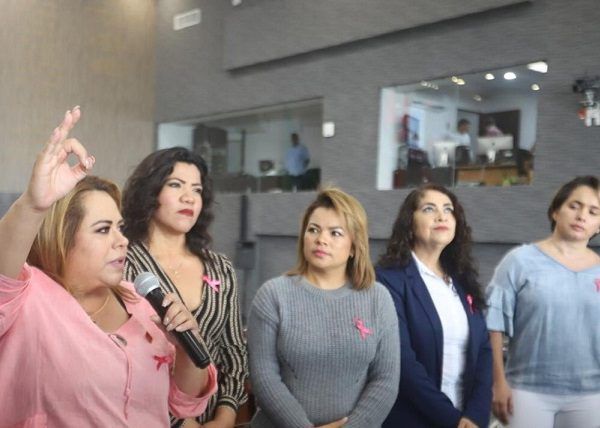 Para ello, pidieron a los órganos de control interno del Congreso de Morelos -Mesa Directiva y Junta Política y de Gobierno- incluyan en orden del día de la sesión de hoy el punto de acuerdo para reformar el artículo 121 párrafo 5 de la Constitución Política del Estado; esto luego de aclarar que el dictamen correspondiente ya se encuentra en primera lectura y por falta de compromiso de otros diputados lo mantienen en la “congeladora”