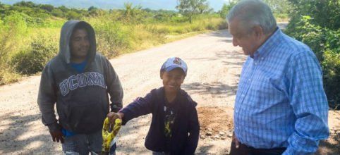 La imagen pública de “El Cuau”, de acuerdo a las más recientes encuestas no podría estar peor. Calificado ya por los ciudadanos como el peor de los gobernadores del país, se le considera un mandatario ausente, que deja en manos de otros las actividades de las que él debiera hacerse cargo y que prefiere andar de fiesta que cumpliendo lo que en campaña prometió. Y, como dicen en el mundo deportivo, todo se lo debe a su manager, el español avecindado en México, José Manuel Rivera, junto al ineficiente e inexperto equipo de trabajo que llevó a cobrar en la nómina del Ejecutivo. Y si a eso le suman la balconeada que le dieron los medios nacionales a su hermano, Ulises, pues quedan claros los fundamentos de las severas críticas que se le hacen